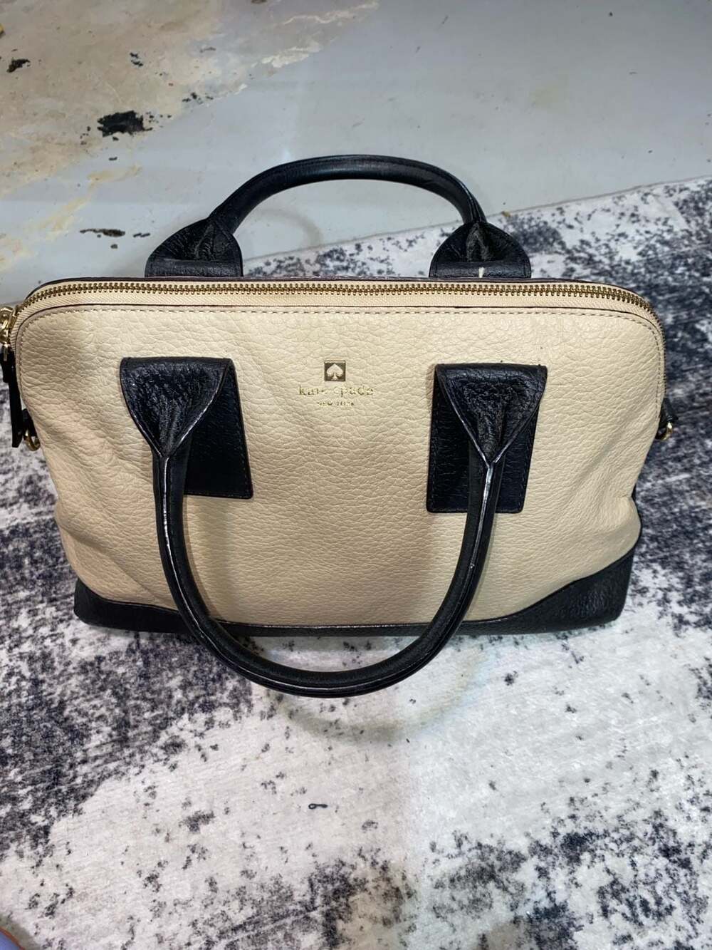KATE SPADE NEW YORK TAN/BLACK LEATHER HANDBAG